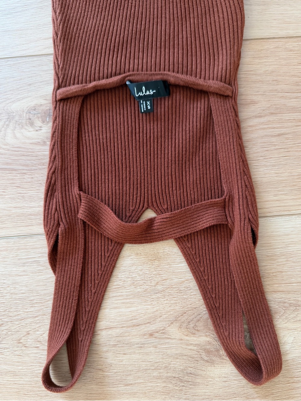 Lulus Ribbed V-Neck Bodysuit in Rust - Picture 3 of 3